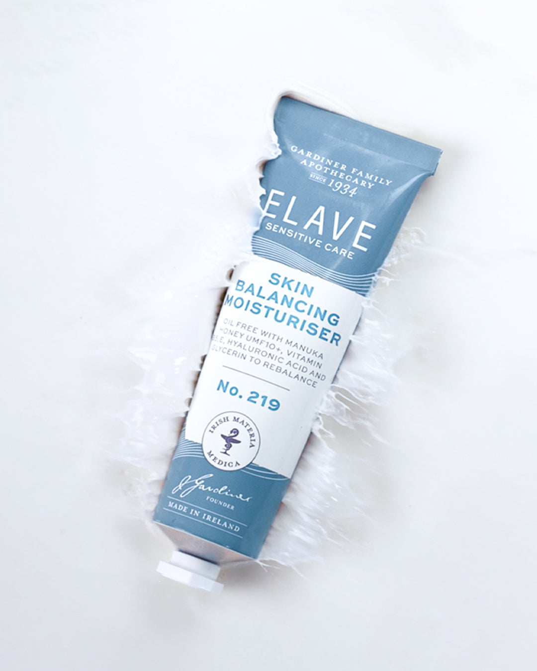 Elave Skin Balancing Moisturiser No.219 contains a multi-action formula with naturally derived prebiotics to regulate the skin’s balance, with antimicrobial Manuka Honey UMF 10+ to restore a healthier skin barrier. Anti-oxidant Vitamins B5 and E combined with natural Glycerin and Hyaluronic Acid boost the skin’s hydration levels, smoothing the appearance of fine lines and imperfections.
