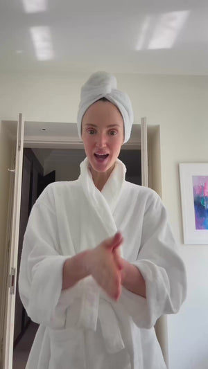 Check out the amazing @drdoireann thoughts on Elave Daily Skin Defence SPF50 👇  "Want glowing skin? The #1 anti-aging product isn’t a serum… it’s sunscreen. And yes - you need it all year round. End of summer does not mean end of SPF. UVA and UVB rays still come through clouds, even on grey Irish days. And blue light from daylight + devices? That’s also associated with pigmentation. The solution: tinted sunscreens, which are the best defence against blue light. . My go-to right now is @elaveskincare Daily 