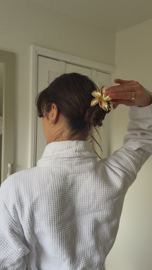 When your routine works with your skin, not against it! Discover head to toe care for sensitive skin 🤍  #sensitiveskin #FYP #tiktokshopireland #eczema #dermatitis #madeinireland #skincare #sensitiveskincareroutine #Elave